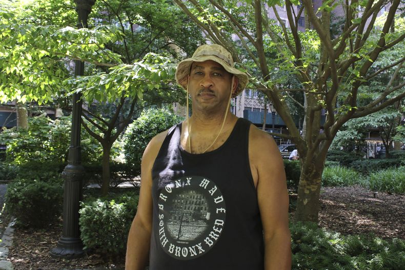 Lloyd Murphy, de 65 años, también conocido como Topaz 1, posa para una foto en Nueva York el 5 de julio de 2023. El hip hop nació en el Bronx, de entre las cenizas de un distrito en llamas con pobreza, decadencia urbana y violencia de pandillas. 50 años después, hay orgullo, pero persisten los problemas. (Foto AP/Noreen Nasir)