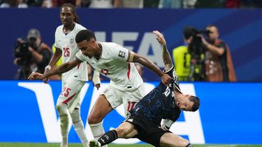 Morgan Rogers (17), de Inglaterra, disputa un balón con el argentino Lionel Messi (10) durante la semifinal de la Copa del Mundo entre Inglaterra y Argentina, el miércoles 15 de julio de 2026, en Atlanta. (AP Foto/Stephanie Scarbrough)