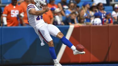 ARCHIVO - El pateador de los Bills de Buffalo, Matt Araiza, calienta antes del partido de fútbol americano de la NFL contra los Broncos de Denver en Orchard Park, Nueva York, el 20 de agosto de 2022. Los Chiefs de Kansas City firmaron a Araiza, quien estuvo fuera de la NFL tras una demanda en diciembre, presentada por una mujer que alegó que fue violada por jugadores de fútbol americano de San Diego State en 2021. El fichaje fue anunciado por el agente de Araiza, Joe Linta, y confirmado poco después por el equipo. (AP Foto/Adrian Kraus, Archivo)