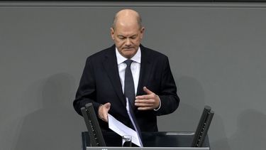 El canciller alemán Olaf Scholz habla durante una sesión plenaria en el Parlamento alemán Bundestag donde se enfrenta a un voto de confianza, Berlín, Alemania, lunes 16 de diciembre de 2024. (AP foto/Markus Schreiber)
