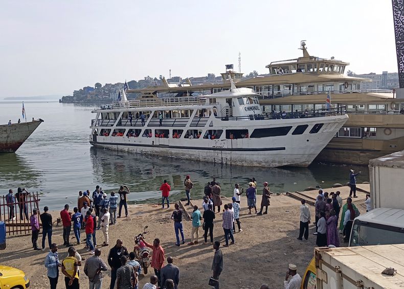 Un grupo de personas observa el primer transbordador que parte de Bukavu en dirección a Goma, en el Lago Kivu, el martes 18 de febrero de 2025, luego de que la ciudad del oriente de la República Democrática del Congo fue tomada por rebeldes del grupo M23. (AP Foto/Janvier Barhahiga)