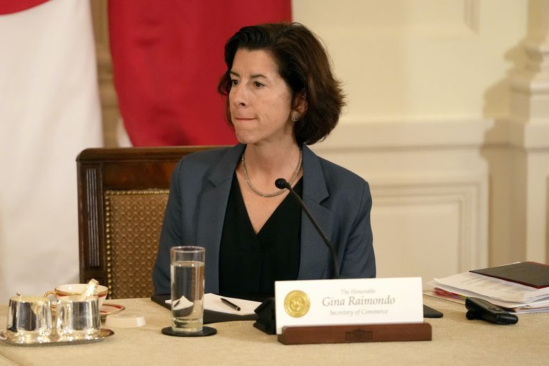 La secretaria de Comercio de Estados Unidos Gina Raimondo asiste a una reunión trilateral con el presidente Joe Biden, el presidente de Filipinas Ferdinand Marcos Jr., y el primer ministro japonés Fumio Kishida en la Sala Este de la Casa Blanca en Washington, el jueves 11 de abril de 2024. (AP Foto/Mark Schiefelbein)