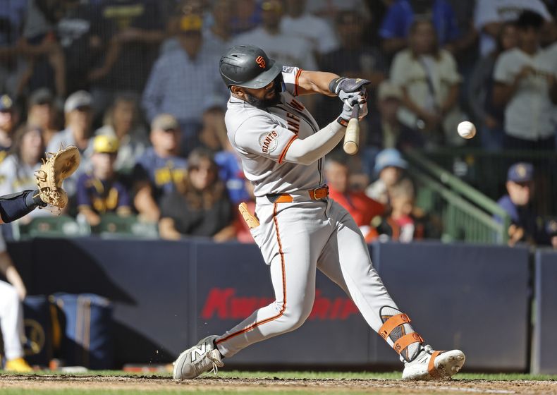 El puertorriqueño Heliot Ramos de los Gigantes de San Francisco conecta un sencillo de dos carreras durante la novena entrada de un juego de béisbol contra los Cerveceros de Milwaukee, el domingo 24 de agosto de 2025, en Milwaukee. (AP Photo/Jeffrey Phelps)