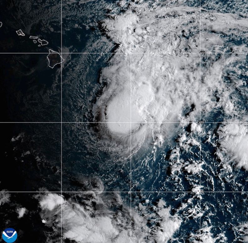 Esta imagen satelital de la NOAA, tomada el sábado 22 de agosto de 2026, muestra la tormenta tropical Moke dirigiéndose a Hawai en el océano Pacífico. (NOAA vía AP)