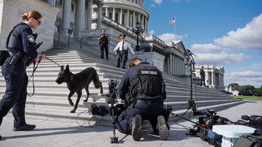 La Policía del Capitolio de EEUU asegura los escalones de la Cámara de Representantes antes de que el líder de la minoría, Hakeem Jeffries, demócrata por Nueva York, se reúna con los periodistas sobre el cierre del gobierno, en el Capitolio en Washington, el jueves 2 de octubre de 2025. (AP Foto/J. Scott Applewhite)