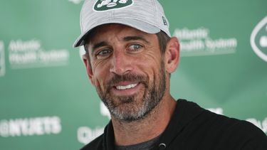 Aaron Rodgers, quarterback de los Jets de Nueva York, habla con la prensa luego de una práctica, el jueves 20 de julio de 2023 (AP Foto/Seth Wenig)