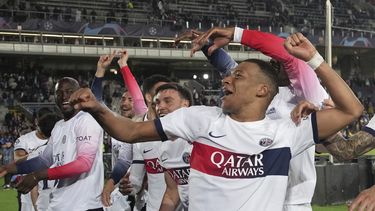 Kylian Mbappe del Paris Saint-Germain celebra al final del encuentro de vuelta de los cuartos de final de la Liga de Campeones ante el Barcelona el martes 16 de abril del 2024. (AP Foto/Emilio Morenatti)