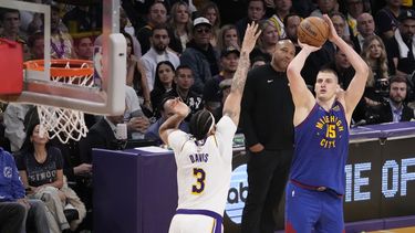 El serbio Nikola Jokic, de los Nuggets de Denver, dispara frente a Anthony Davis, de los Lakers de Los Ángeles, en el tercer partido de la final de la Conferencia Oeste, el sábado 20 de mayo de 2023 (AP Foto/Mark J. Terrill)