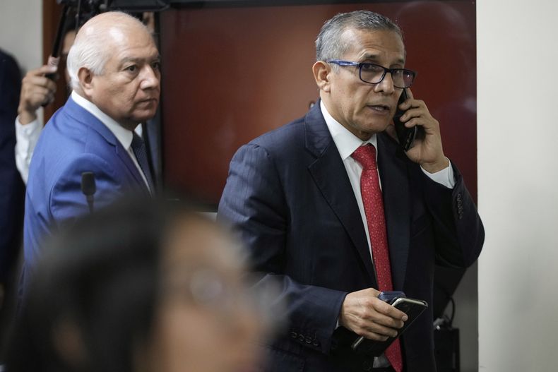 El expresidente peruano Ollanta Humala, a la derecha, seguido por su abogado Wilfredo Pedraza, sale de la sala del tribunal en Lima, Perú, el martes 15 de abril de 2025, después de ser sentenciado junto con su esposa a 15 años de prisión por lavar fondos del gigante de la construcción brasileño Odebrecht para financiar sus campañas de 2006 y 2011. (AP Foto/Martín Mejía)