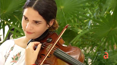 habla por primera vez joven cubana recien llegada que se hizo famosa tocando el violin en las calles de miami