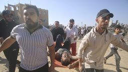 Palestinos llevan a un hombre herido de entre los escombros de un edificio derruido tras un ataque aéreo en Rafah, en la Franja de Gaza, el viernes 13 de octubre de 2023. (AP Foto/Hatem Ali)