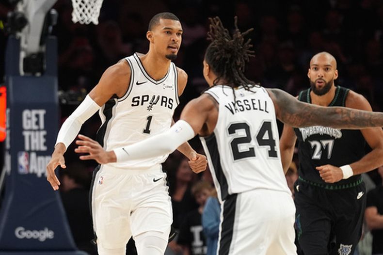 El francés Victor Wembanyama festeja con Devin Vassell, su compañero en los Spurs de San Antonio, en el tercer duelo de la semifinal de la Conferencia Oeste ante los Timberwolves de Minnesota, el viernes 8 de mayo de 2026 (AP Foto/Abbie Parr)