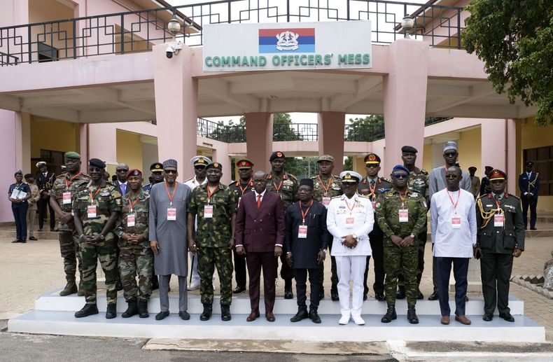 ARCHIVO - Los jefes de defensa de los países de la Comunidad Económica de los Estados de África Occidental (CEDEAO), excluidos Malí, Burkina Faso, Chad, Guinea y Níger, posan para una fotografía grupal durante su reunión extraordinaria en Accra, Ghana, el jueves 17 de agosto de 2023. (Foto AP/Richard Eshun Nanaresh, Archivo)