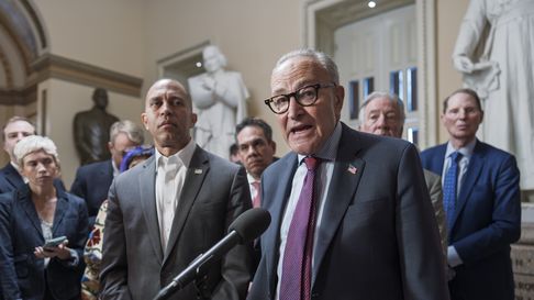 El líder de la minoría de la Cámara de Representantes, Hakeem Jeffries, a la izquierda, y el líder de la minoría del Senado, Chuck Schumer, ambos demócratas por Nueva York, hablan con periodistas en el Capitolio en Washington, el jueves 11 de septiembre de 2025. (AP Foto/J. Scott Applewhite, Archivo)