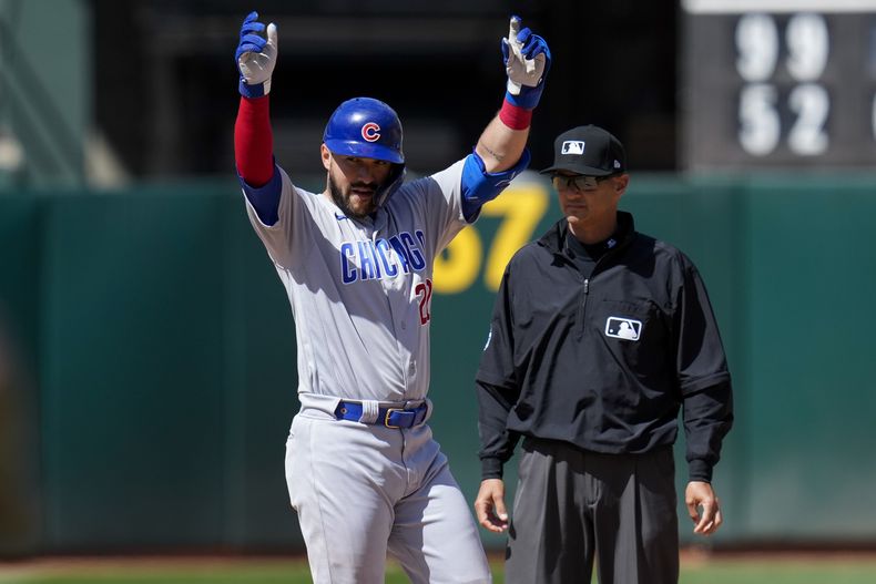El venezolano Luis Torrens, de los Cachorros de Chicago, festeja luego de conectar un doble de tres carreras ante los Atléticos de Oakland, el miércoles 19 de abril de 2023 (AP Foto/Godofredo A. Vásquez)