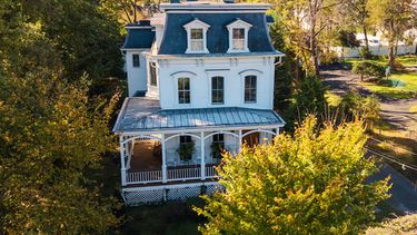 Una casa de estilo victoriano, que se cree sirvió de inspiración para la mansión ficticia de la familia Addams, creada por el dibujante Charles Addams, se encuentra en Elm Street, en Westfield, Nueva Jersey, el jueves 22 de octubre de 2026. (Foto AP/Ted Shaffrey)