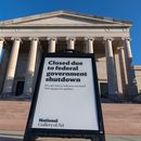 La Galería Nacional del Arte en Washington con un cartel diciendo que está cerrada por el cierre del gobierno, el 6 de octubre del 2025.. (AP foto/Jose Luis Magana)