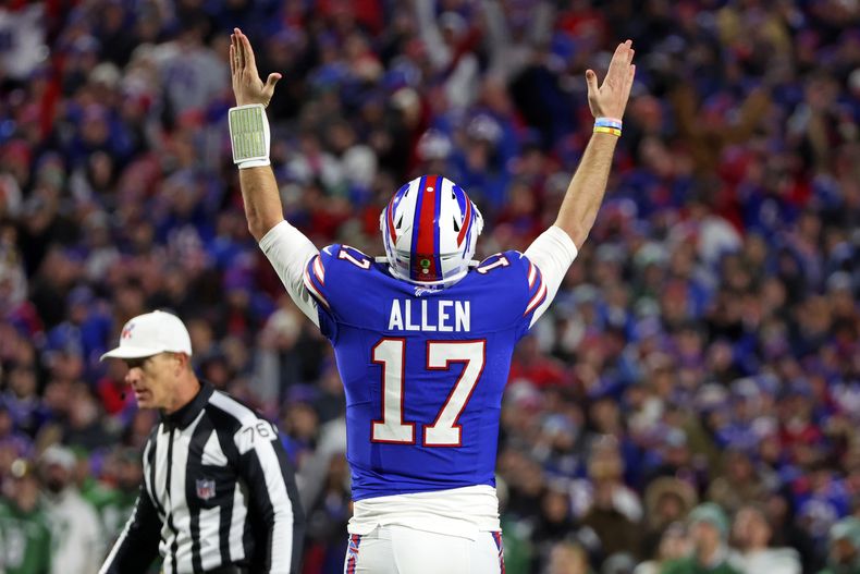 El quarterback de los Bills de Búfalo Josh Allen (17) celebra luego de una anotación en la primera mitad del juego de la NFL ante los Jets de Nueva York, en Orchard Park, Nueva York, el domingo 19 de noviembre de 2023. (AP Foto/Jeffrey T. Barnes )