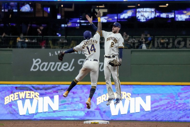 Andruw Monasterio (14), de los Cerveceros de Milwaukee, y Brice Turang (2) celebran después del partido contra los Cardenales de San Luis, el miércoles 27 de 2023, en Milwaukee. Los Cerveceros ganaron 3-2. (AP Foto/Morry Gash)