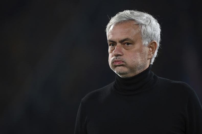 El técnico de la Roma Jose Mourinho hace un gesto durante el encuentro ante el Bologna en la Serie A el domingo 17 de diciembre del 2023. (Massimo Paolone /LaPresse via AP)
