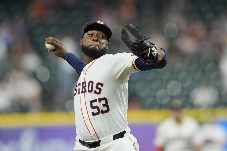 El dominicano Cristian Javier, de los Astros de Houston, hace un lanzamiento ante los Atléticos de Oakland, en el juego del jueves 16 de mayo de 2024. (AP Foto/David J. Phillip)