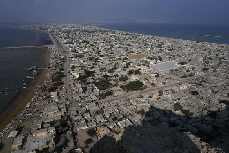 Esta toma desde una colina, captada el lunes 13 de enero de 2025, muestra la ciudad de Gwadar, Pakistán. (AP Foto/Anjum Naveed)