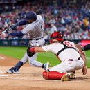 Richard Palacios de los Rays de Tampa Bay batea un doble remolcador en la primera entrada ante los Filis de Filadelfia el sábado 26 de septiembre del 2026. (AP Foto/Chris Szagola)