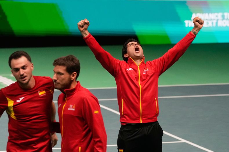 Los españoles Marcel Granollers y Pedro Martínez celebran con sus compañeros tras vencer a los alemanes Kevin Krawietz y Tim Puetz en los dobles de la serie de semifinal de la Copa Davis el sábado 22 de noviembre del 2025. (AP Foto/Luca Bruno)