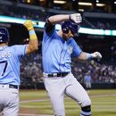 Luke Raley de los Rays de Tampa Bay celebra con su compañero Isaac Paredes tras conectar un jonrón ante los Diamondbacks de Arizona el jueves 29 de junio del 2023. (AP Foto/Ross D. Franklin)