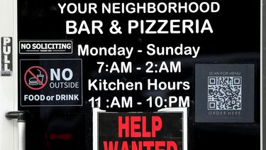 ARCHIVO – Un letrero de vacantes en un restaurante de Chicago, Illinois, el 25 de noviembre de 2024. (AP Foto/Nam Y. Huh, Archivo)