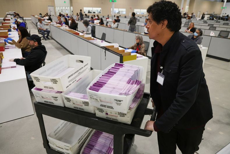 Trabajadores cuentan votos en Industry, California, el 4 de noviembre del 2025. (AP foto/Ethan Swope)