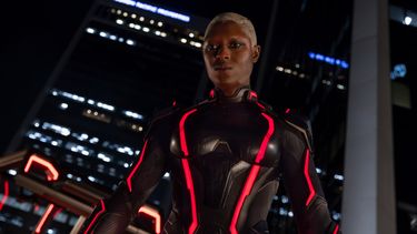 Esta imagen publicada por Disney muestra a Jodie Turner-Smith en una escena de Tron: Ares. (Disney vía AP)