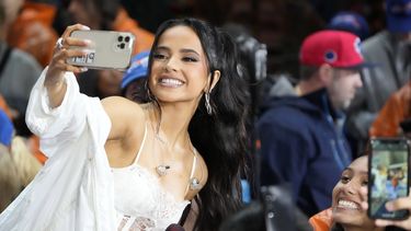 ARCHIVO - Becky G se toma una selfie con sus fans durante su presentación en el programa Today de NBC en la Plaza Rockefeller el 25 de agosto de 2023, en Nueva York. Becky G lanzó su disco Esquinas el 28 de septiembre de 2023. (Foto Charles Sykes/Invision/AP, archivo)