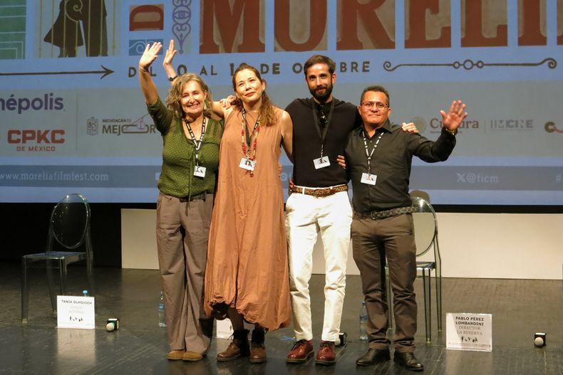 De izquierda a derecha, la coach de actuación Tania Olhovich, la productora Liliana Pardo, el director Pablo Pérez Lombardini y el actor Abel Aguilar de la película La reserva posan para un retrato durante una conferencia de prensa en el Festival de Cine de Morelia en México, el miércoles 15 de octubre de 2025. (Foto AP/Berenice Bautista)