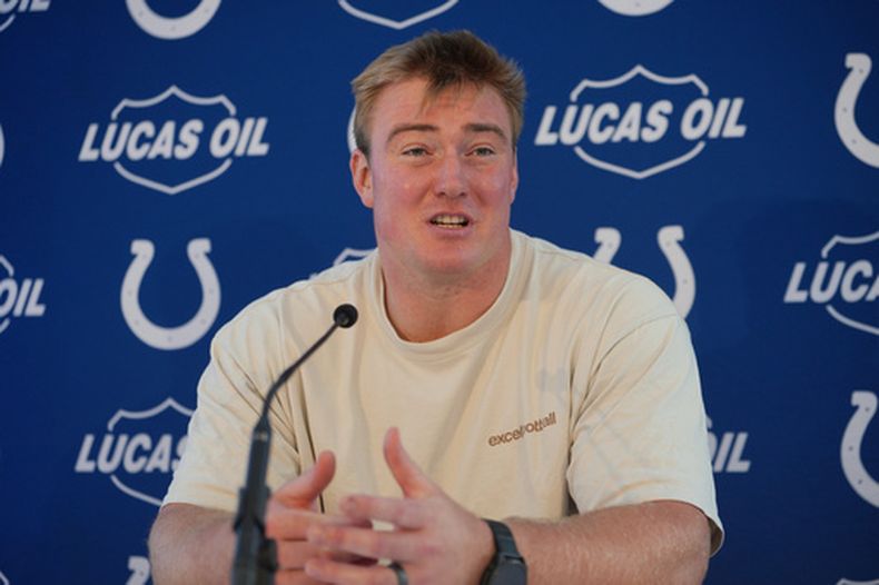 Bernhard Raimann, liniero ofensivo de los Colts de Indianápolis, habla con los medios después del entrenamiento del equipo, en Hertfordshire, Inglaterra, el viernes 2 de octubre de 2026. (AP Foto/Kin Cheung)