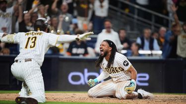 El jardinero de los Padres de San Diego, Fernando Tatis Jr., celebra con el tercera base Manny Machado (13) tras anotar mediante un robo de base y un error de los Cachorros de Chicago durante la séptima entrada del primer juego de la serie de comodines de los playoffs de la Liga Nacional de béisbol, el 29 de septiembre de 2026, en San Diego. (Foto AP/Gregory Bull)