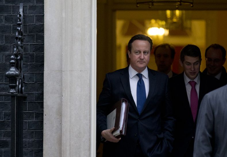El primer ministro brit&aacute;nico David Cameron sale de la residencia oficial en el n&uacute;mero 10 de Downing Street en Londres para acudir al Parlamento, el mi&eacute;rcoles 27 de noviembre de 2013. (Foto AP/Matt Dunham)