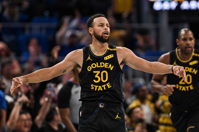 Stephen Curry, base de los Warriors de Golden State, festeja tras encestar un triple ante los Lakers de Los Ángeles el sábado 30 de octubre de 2026 (AP Foto/Justine Willard)