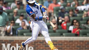 El venezolano Ronald Acuña, de los Bravos de Atlanta, batea un doble en el juego ante los Nacionales de Washington, el sábado 10 de junio de 2023 (AP Foto/Hakim Wright Sr.)