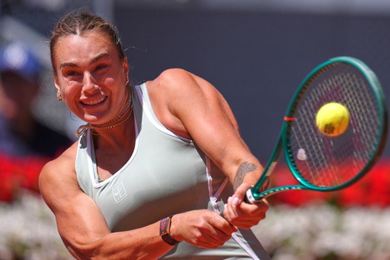 Aryna Sabalenka, de Bielorrusia, devuelve la pelota a Naomi Osaka, de Japón, durante el torneo de tenis Mutua Madrid Open en Madrid, el lunes 27 de abril de 2026. (Foto AP/Manu Fernández)