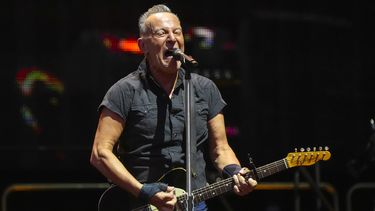 ARCHIVO - Bruce Springsteen y la E Street Band durante su actuación en el Wrigley Field de Chicago el 9 de agosto de 2023. La gira de Springsteen y la E Street Band de 2023 se pospondrá hasta 2024. (Foto Rob Grabowski/Invision/AP, archivo)