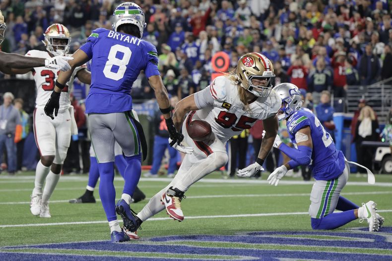 George Kittle, tight end de los 49ers de San Francisco, reacciona después de anotar durante la segunda mitad del juego de la NFL en contra de los Seahawks de Seattle, el jueves 10 de octubre de 2024, en Seattle. (AP Foto/John Froschauer)