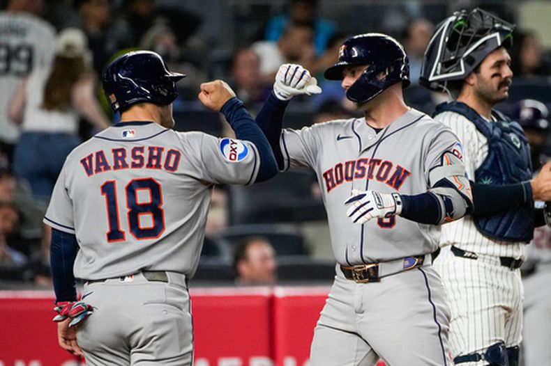 Christian Walker (derecha) de los Astros de Houston, celebra con su compañero Daulton Varsho, tras conectar un jonrón de dos carreras el jueves 27 de agosto de 2026 ante los Yankees de Nueva York (AP Foto/Eduardo Muñoz Álvarez)