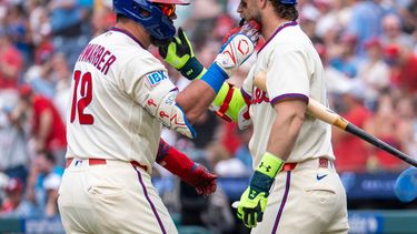 Kyle Schwarber (izquierda), de los Filis de Filadelfia, celebra su jonrón con Bryce Harper (derecha) durante la primera entrada de un partido de béisbol contra los Mets de Nueva York, el sábado 18 de julio de 2026, en Filadelfia. (Foto AP/Chris Szagola)