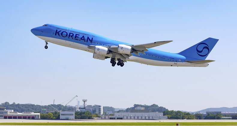Un avión chárter de Korean Air despega llevando a bordo a trabajadores coreanos que fueron detenidos durante un operativo de inmigración en Georgia, el miércoles 10 de septiembre de 2025, en el Aeropuerto Internacional Incheon, en Corea del Sur. (Yonhap vía AP)