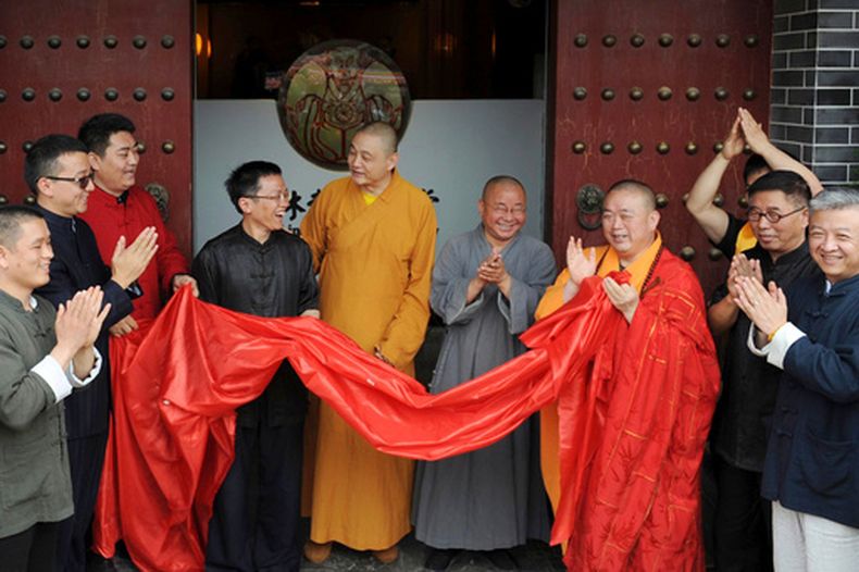 Shi Yongxin, tercero de la derecha en túnica amarilla y roja, abad del Templo Shaolin, en una ceremonia en la provincia Shaanxi de China, el 28 de junio del 2015. (Chinatopix via AP)