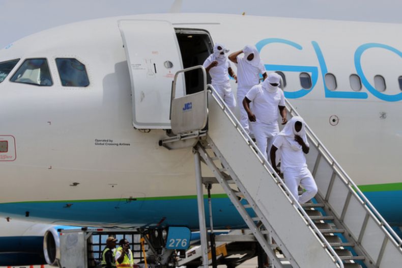Haitianos deportados de Estados Unidos desembarcan el jueves 27 de agosto de 2026 en el aeropuerto internacional de Cabo Haitiano, Haití. (AP Foto/Ketlain Difficile)