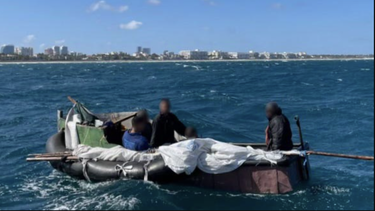 a solo 2 millas de llegar a las costas de palm beach, balseros cubanos fueron interceptados por la guardia costera