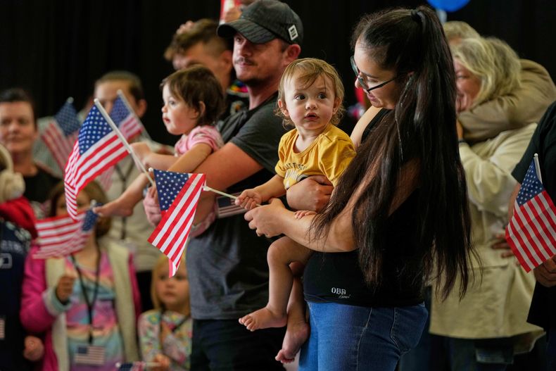 Refugiados afrikaners de Sudáfrica llegan al Aeropuerto Internacional Dulles en Virginia el 12 de mayo del 2025. (AP foto/Julia Demaree Nikhinson)