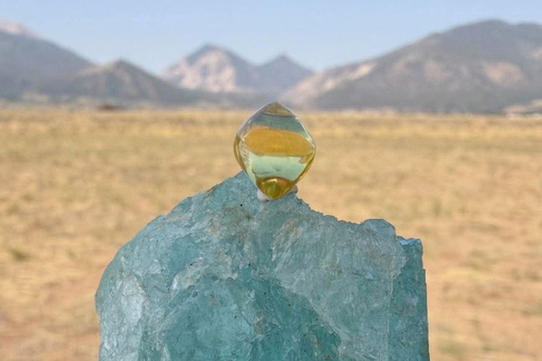 En la imagen, proporcionada por Jack Pearadin, aparece el diamante American Dream sobre una gran gema, el 9 de agosto de 2026, en Buena Vista, Colorado. (Jack Pearadin vía AP)